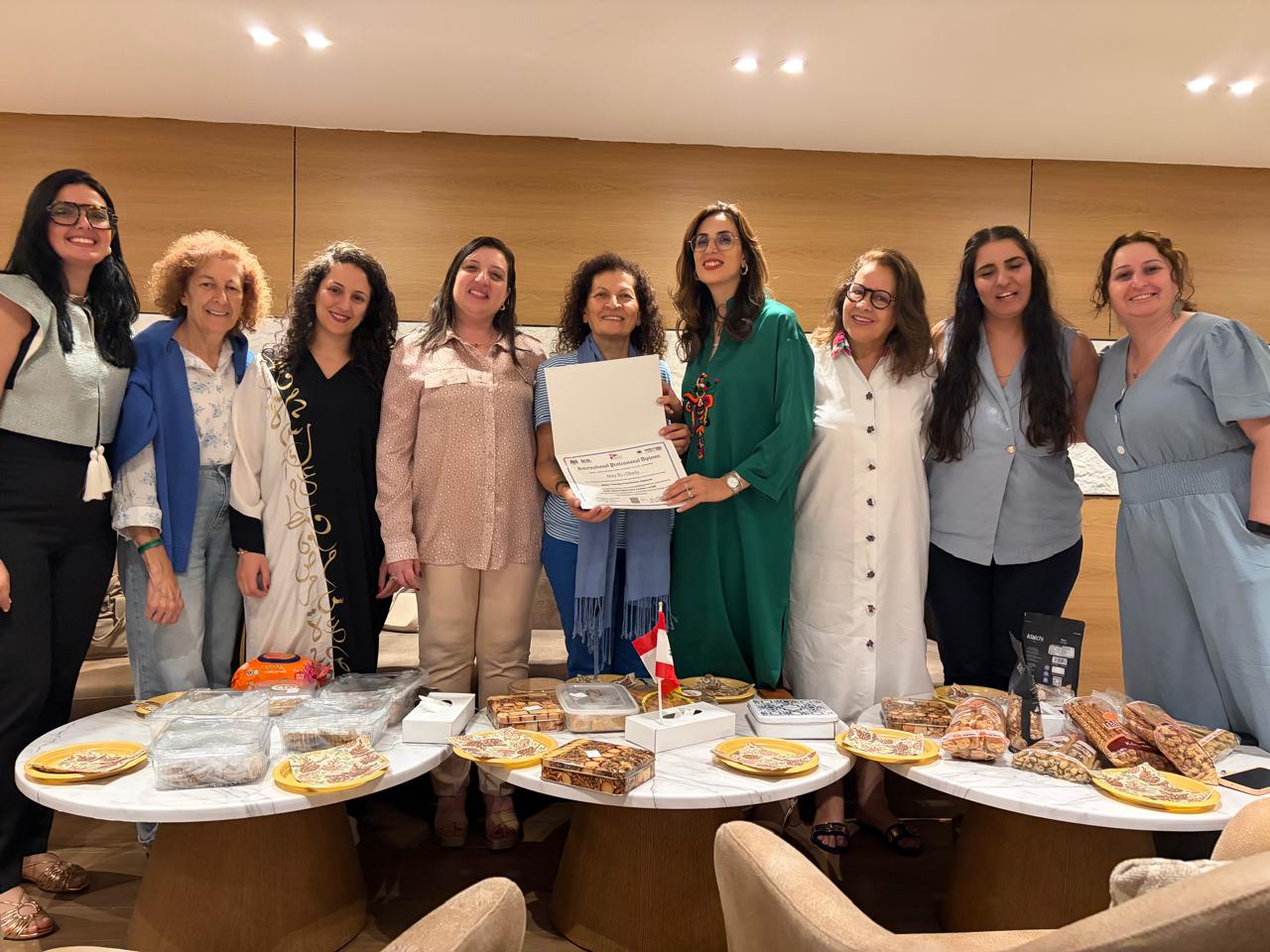 في أجواء احتفالية مميزة، نحتفي بتكريم الطالبة **مي العقيلي من لبنان**، تقديرًا لجهودها وإبداعها، واعتزازًا بمشاركتها التي تعكس روح الفن والثقافة والإصرار على التميز.  إن هذا التكريم يجسّد رسالة المهرجان في دعم المواهب العربية، والاحتفاء بالمبدعين، وتعزيز